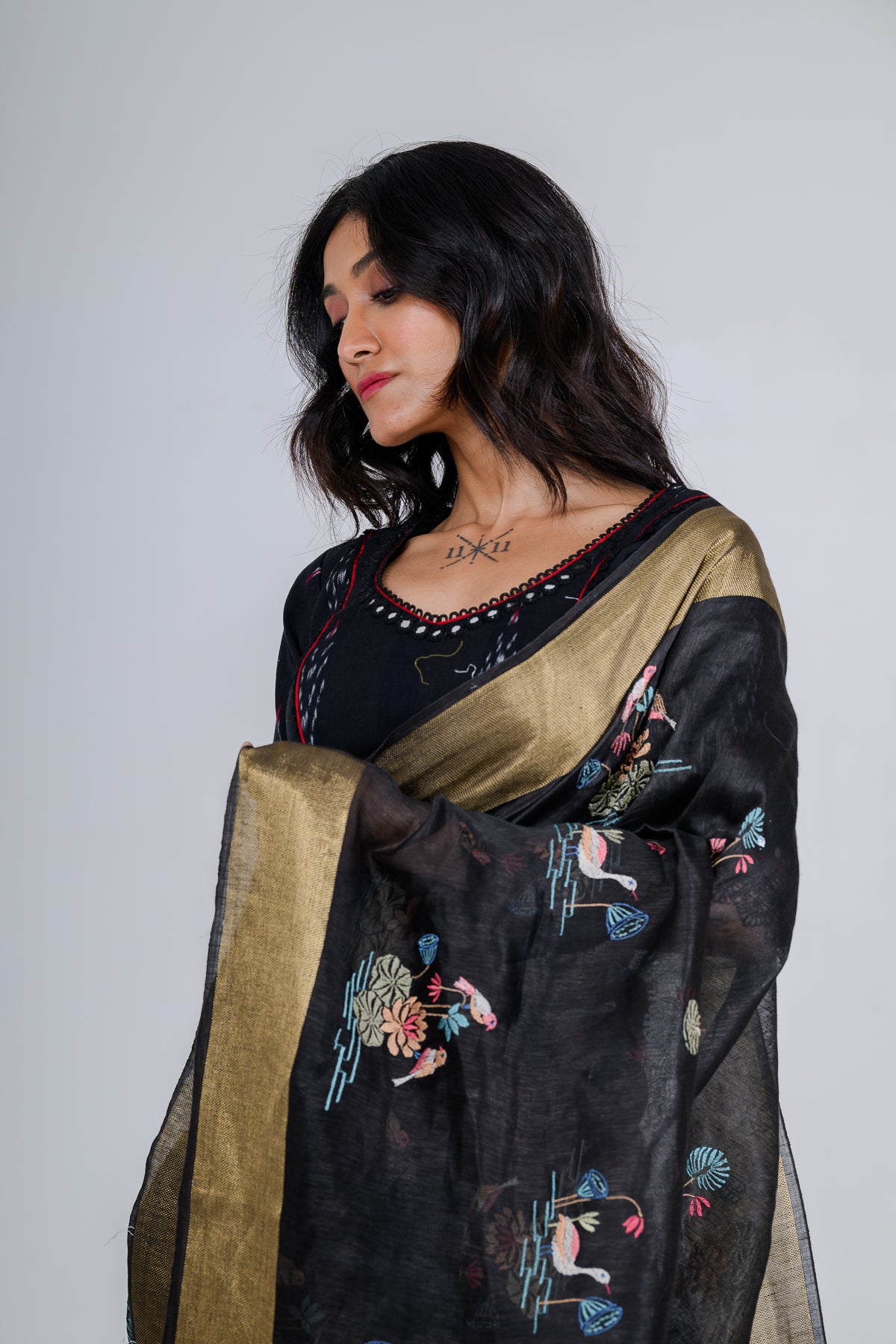 Black-Gold Dual Tone Floral Printed Pure Linen Saree